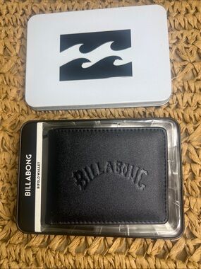 Billabong Black Embossed Bifold Wallet in Gift Tin
